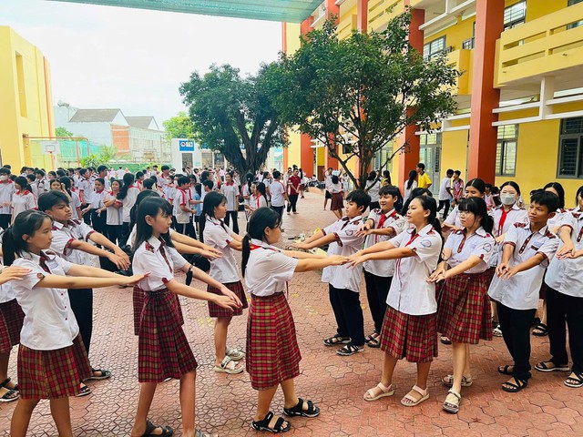 Thầy trò Trường THCS Tân Quý Tây cùng thi nhảy flashmob - Ảnh 3.