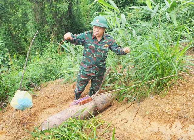 Locals discover 250kg unexploded bomb while fishing in Vietnam’s Nghe An - Ảnh 2.