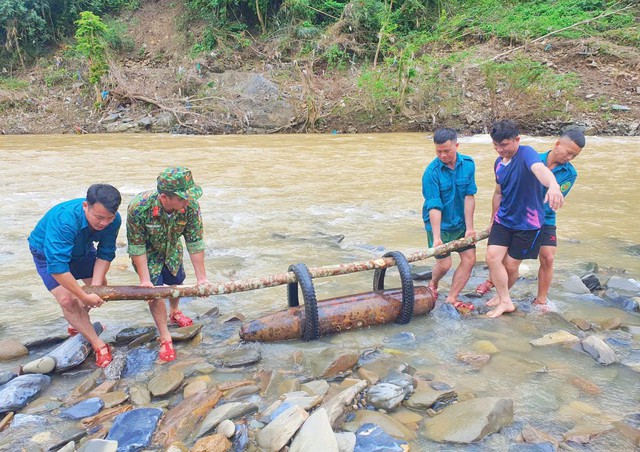 Locals discover 250kg unexploded bomb while fishing in Vietnam’s Nghe An - Ảnh 1.