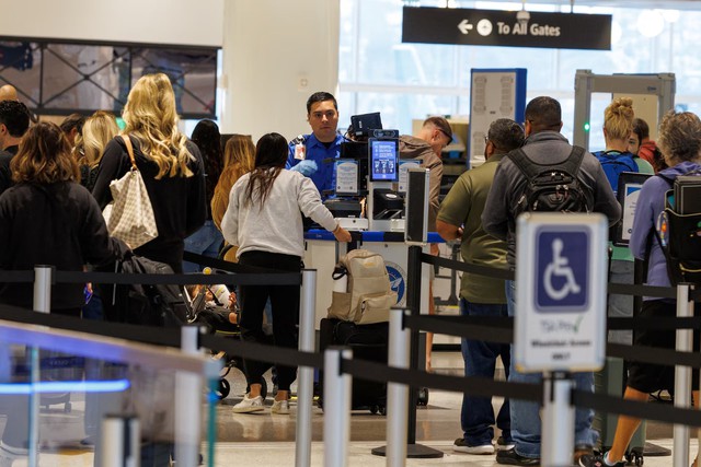 US warns it could force 20% flight cuts if shutdown continues- Ảnh 4.