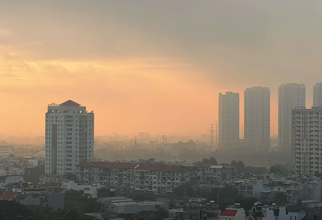 Ho Chi Minh City sees cooler morning as weather shifts - Ảnh 1.