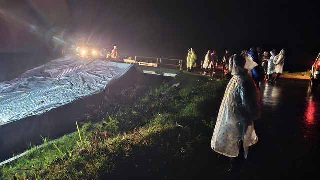 70 families evacuated over risk of dam collapse in Vietnam’s Lam Dong - Ảnh 1.