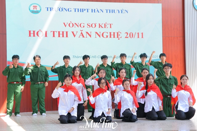 Học trò Trường THPT Hàn Thuyên 'tặng quà' 20-11 sớm cho thầy cô - Ảnh 4.