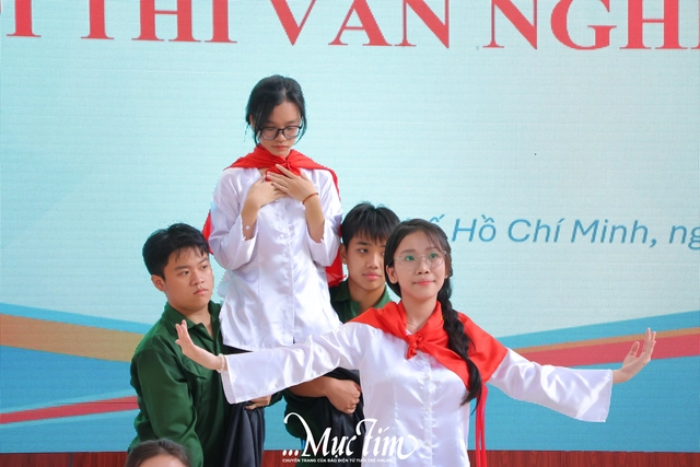 Học trò Trường THPT Hàn Thuyên 'tặng quà' 20-11 sớm cho thầy cô - Ảnh 5.