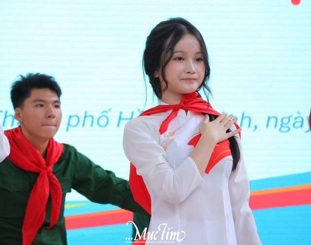 Học trò Trường THPT Hàn Thuyên 'tặng quà' 20-11 sớm cho thầy cô - Ảnh 12.