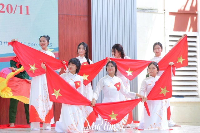 Học trò Trường THPT Hàn Thuyên 'tặng quà' 20-11 sớm cho thầy cô - Ảnh 13.