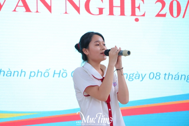 Học trò Trường THPT Hàn Thuyên 'tặng quà' 20-11 sớm cho thầy cô - Ảnh 14.