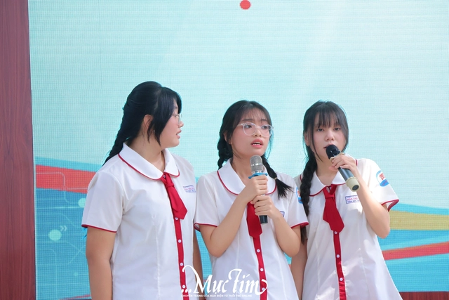 Học trò Trường THPT Hàn Thuyên 'tặng quà' 20-11 sớm cho thầy cô - Ảnh 15.