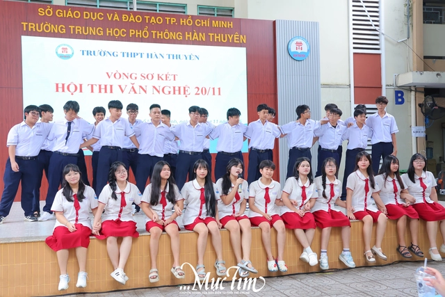 Học trò Trường THPT Hàn Thuyên 'tặng quà' 20-11 sớm cho thầy cô - Ảnh 18.