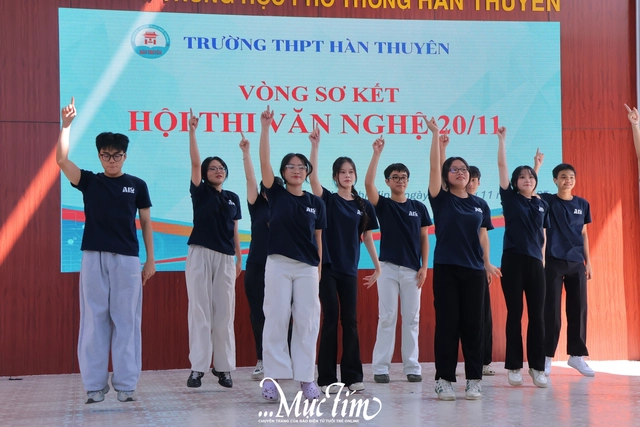 Học trò Trường THPT Hàn Thuyên 'tặng quà' 20-11 sớm cho thầy cô - Ảnh 19.