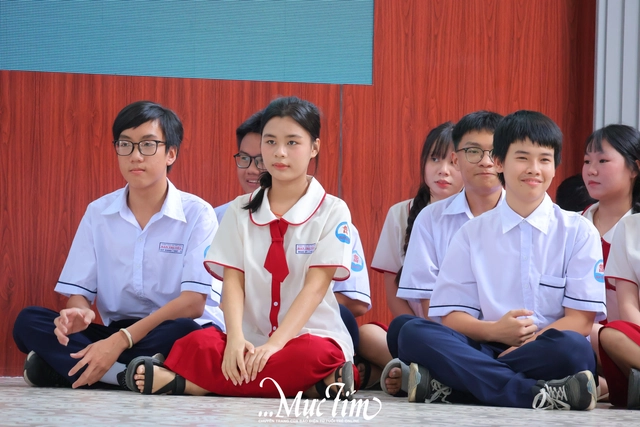 Học trò Trường THPT Hàn Thuyên 'tặng quà' 20-11 sớm cho thầy cô - Ảnh 20.