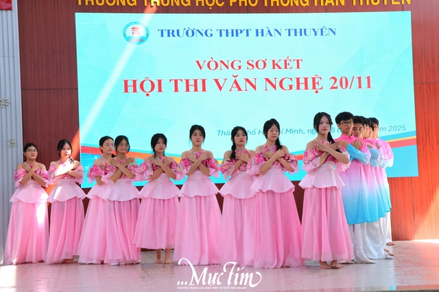 Học trò Trường THPT Hàn Thuyên 'tặng quà' 20-11 sớm cho thầy cô - Ảnh 21.