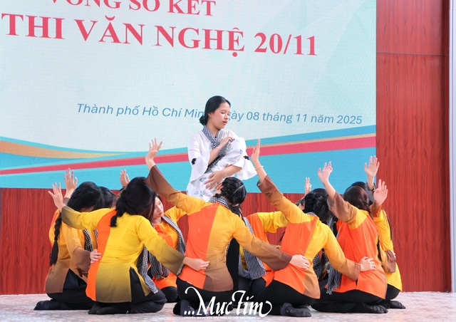 Học trò Trường THPT Hàn Thuyên 'tặng quà' 20-11 sớm cho thầy cô - Ảnh 22.