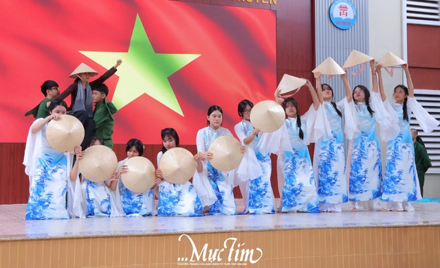 Học trò Trường THPT Hàn Thuyên 'tặng quà' 20-11 sớm cho thầy cô - Ảnh 1.