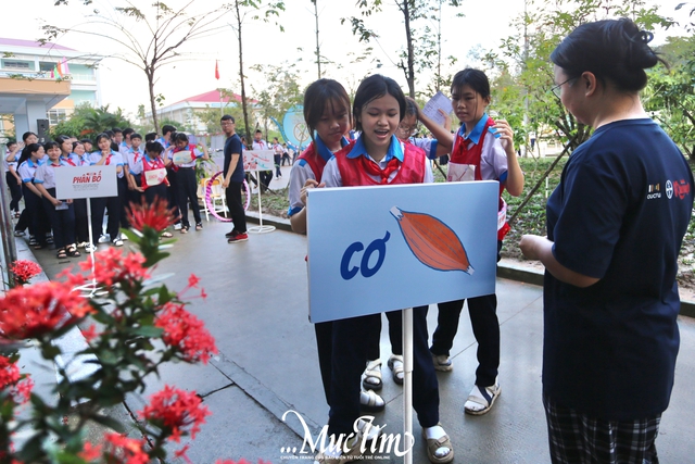 Teen Trường THCS Long Thọ thích thú khám phá điều chưa 'bật mí' về thuốc, cây xanh và vi khuẩn - Ảnh 11.