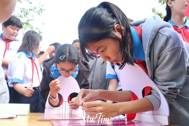 Teen Trường THCS Long Thọ thích thú khám phá điều chưa 'bật mí' về thuốc, cây xanh và vi khuẩn - Ảnh 13.