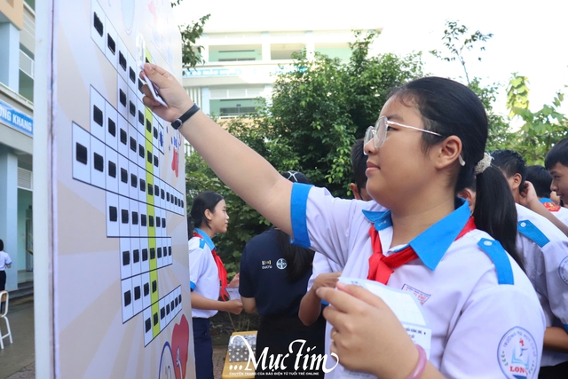 Teen Trường THCS Long Thọ thích thú khám phá điều chưa 'bật mí' về thuốc, cây xanh và vi khuẩn - Ảnh 14.