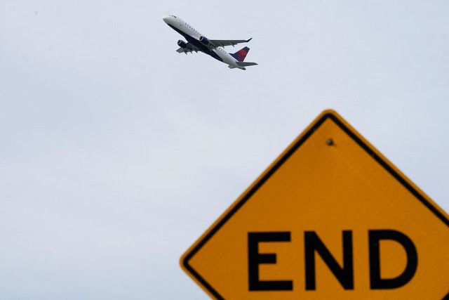 US warns it could force 20% flight cuts if shutdown continues- Ảnh 5.