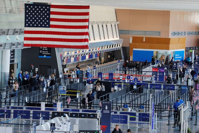 US warns it could force 20% flight cuts if shutdown continues- Ảnh 1.