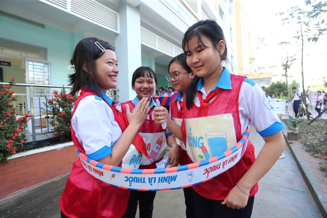 Teen Trường THCS Long Thọ thích thú khám phá điều chưa 'bật mí' về thuốc, cây xanh và vi khuẩn - Ảnh 12.