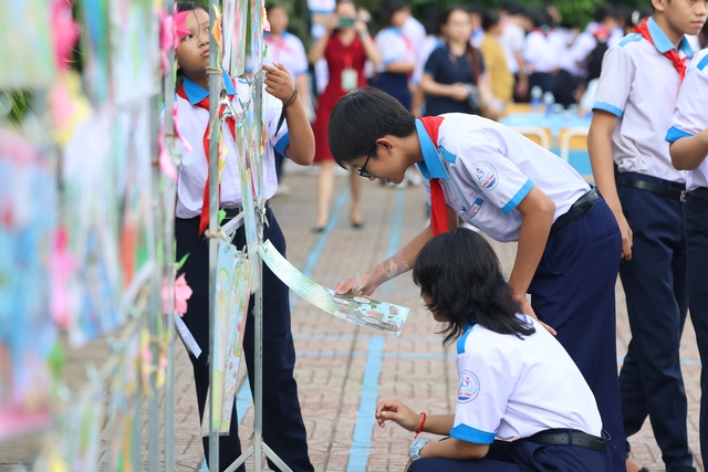 Teen Trường THCS Long Thọ thích thú khám phá điều chưa 'bật mí' về thuốc, cây xanh và vi khuẩn - Ảnh 10.