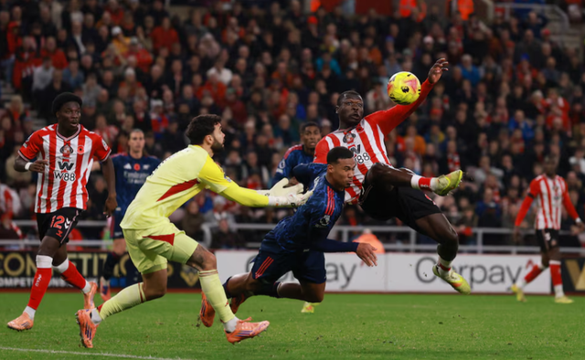 Arsenal bị cầm hoà, Chelsea thắng dễ đội bóng chót bảng - Ảnh 1.