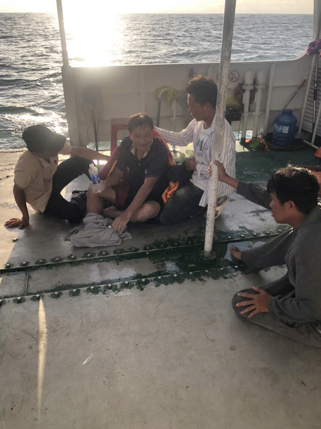 In Vietnam, 3 men miraculously survive after drifting 100km at sea during storm Kalmaegi
- Ảnh 1. In Vietnam, 3 men miraculously survive after drifting 100km at sea during storm Kalmaegi
- Ảnh 1.