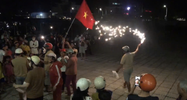 In Vietnam, 3 men miraculously survive after drifting 100km at sea during storm Kalmaegi
- Ảnh 2. In Vietnam, 3 men miraculously survive after drifting 100km at sea during storm Kalmaegi
- Ảnh 2.