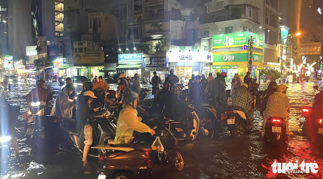 Severe flooding hits downtown Ho Chi Minh City after heavy rain
- Ảnh 1.