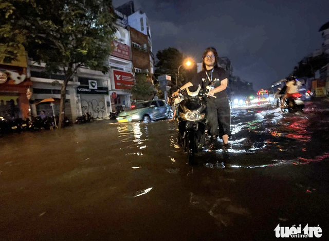 Severe flooding hits downtown Ho Chi Minh City after heavy rain
- Ảnh 3.