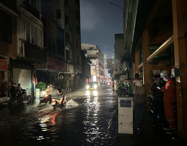 Severe flooding hits downtown Ho Chi Minh City after heavy rain
- Ảnh 4.