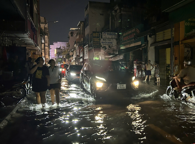 Severe flooding hits downtown Ho Chi Minh City after heavy rain
- Ảnh 5.