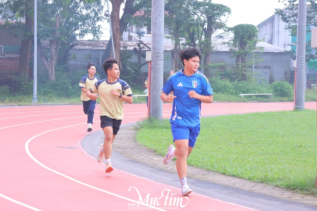 Học sinh Trường THPT Lý Thường Kiệt bứt tốc về đích, say mê những bước chạy trên đường đua- Ảnh 8.