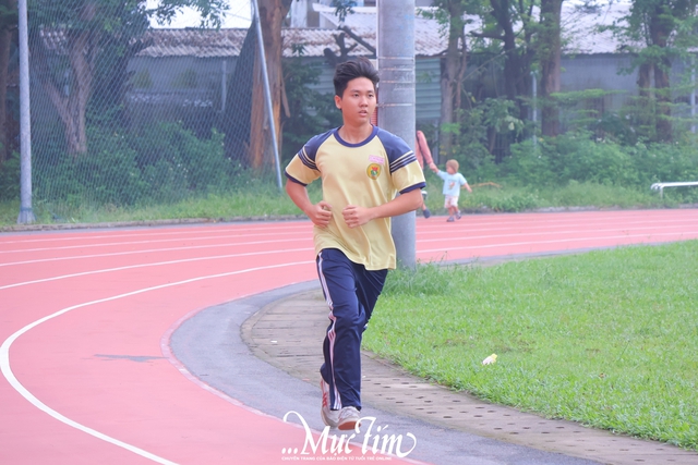 Học sinh Trường THPT Lý Thường Kiệt bứt tốc về đích, say mê những bước chạy trên đường đua- Ảnh 9.