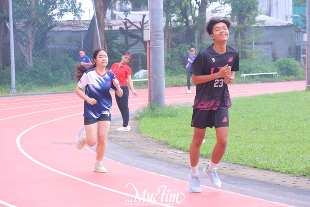 Học sinh Trường THPT Lý Thường Kiệt bứt tốc về đích, say mê những bước chạy trên đường đua- Ảnh 10.