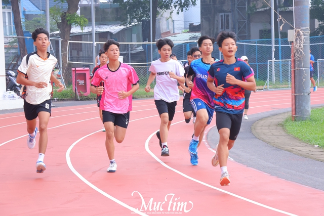 Học sinh Trường THPT Lý Thường Kiệt bứt tốc về đích, say mê những bước chạy trên đường đua- Ảnh 12.