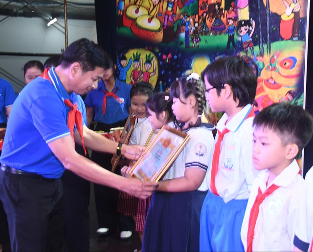 Hội đồng Đội TP.HCM trao 150 giải thưởng vẽ tranh Trung thu Độc lập - Ảnh 3.