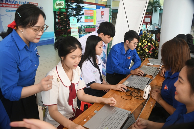 1000 học sinh Phường Phú Nhuận cùng tìm hiểu Pháp luật học đường - Ảnh 1.