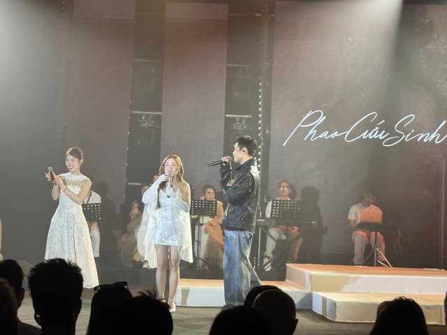 Hương Tràm gây bất ngờ khi hát rock và… bắn rap cùng anh trai Phúc Du - Ảnh 1.