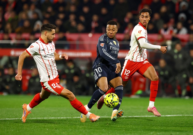 Real Madrid mất ngôi đầu La Liga vào tay Barcelona- Ảnh 1.