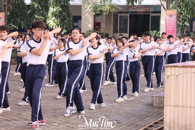 Khoảnh khắc ấn tượng khi học sinh TP.HCM cùng hòa nhịp trong bài đồng diễn võ nhạc Vovinam - Ảnh 1.