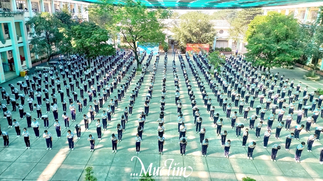 Khoảnh khắc ấn tượng khi học sinh TP.HCM cùng hòa nhịp trong bài đồng diễn võ nhạc Vovinam - Ảnh 25.