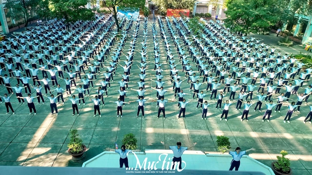 Khoảnh khắc ấn tượng khi học sinh TP.HCM cùng hòa nhịp trong bài đồng diễn võ nhạc Vovinam - Ảnh 26.