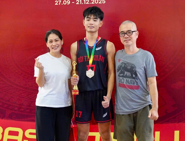 Cầu thủ xuất sắc nhất giải bóng rổ học sinh trung học gọi tên nam sinh Trường THPT Bùi Thị Xuân- Ảnh 1.