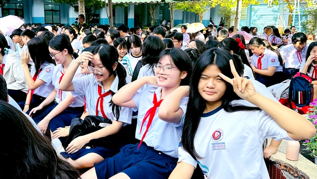 Parents, schools in Ho Chi Minh City show interest in Hanoi-style late pickup fees - Ảnh 1.