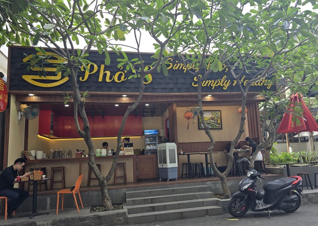 How a Thao Dien pho shop turns a family tradition into a global venture - Ảnh 1. How a Thao Dien pho shop turns a family tradition into a global venture - Ảnh 1.