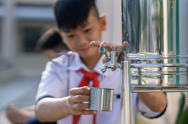 Apple to expand clean water project for Vietnam schools through 2026 - Ảnh 1.
