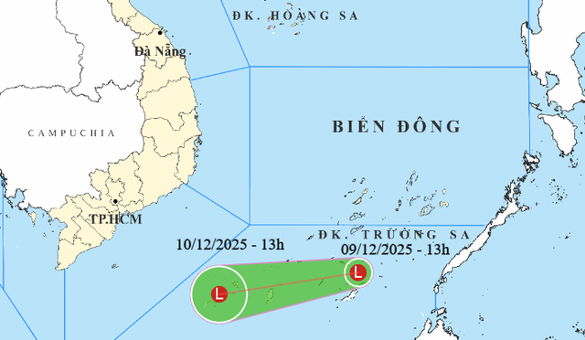Low pressure area brings strong winds to East Vietnam Sea, with heavy rain expected in southern region - Ảnh 1.