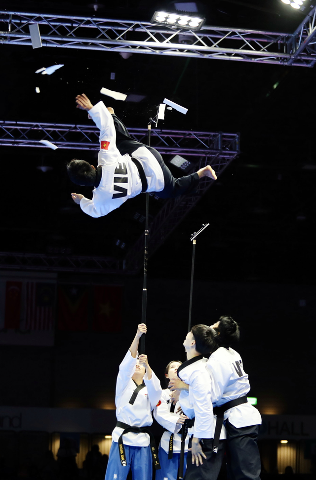 Vietnamese taekwondo athlete wins gold medal for willpower
- Ảnh 1.