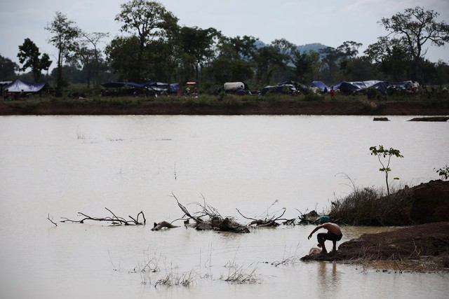 Thailand and Cambodia keep fighting across contested border ahead of expected Trump calls- Ảnh 2. Thailand and Cambodia keep fighting across contested border ahead of expected Trump calls- Ảnh 2.
